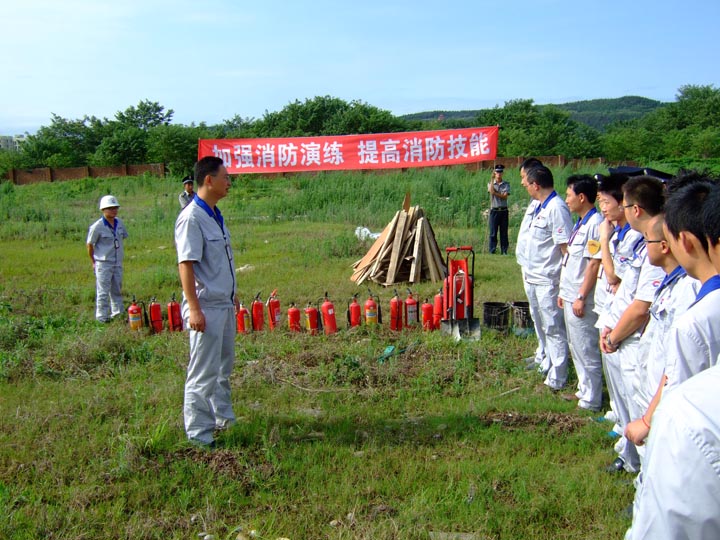 员工消防应急队举行消防演练